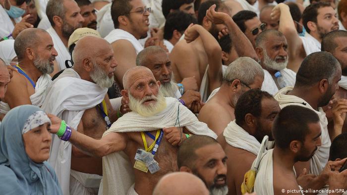 حجاج نے عیدالاضحیٰ کے دن علامتی شیطان کو کنکریاں ماریں