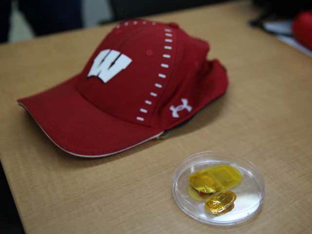 گنج پن دور کرنے والی انوکھی بجلی بھری ٹوپی