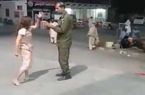 خاتون کی پنجاب پولیس اہلکار کو تھپڑ مارنے کی ویڈیو وائرل