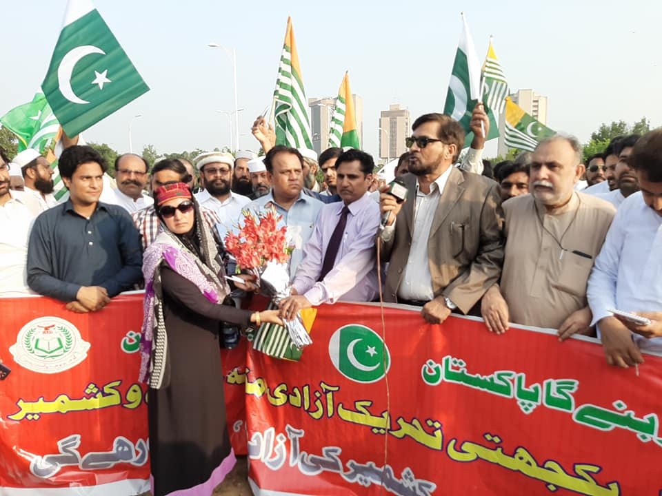 پاکستان کے بائیس کروڑ عوام کشمیری بھائیوں کے ساتھ کھڑے ہیں جن میں چار کروڑ گجر بھی ہیں۔ انجینئر افتخار چودھری