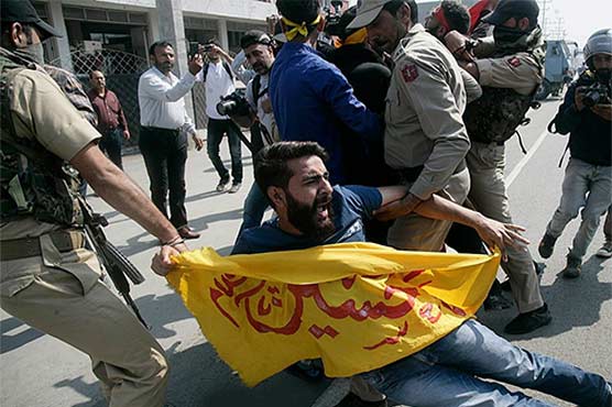 سرینگر: بھارتی فوج کا محرم کے جلوس پر حملہ، متعدد عزادار و صحافی زخمی