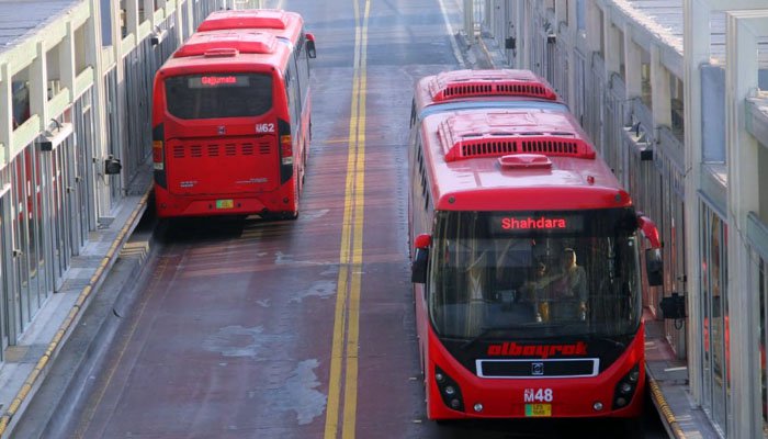 میٹرو بس کے کرائے میں اضافہ، بسیں ویران، مسافروں نے سفر کرنا ہی چھوڑ دیا