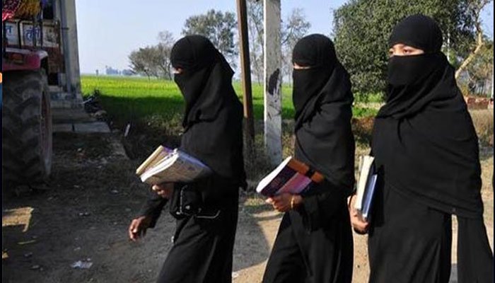 بھارت میں ہندو انتہا پسندی، برقع پوش مسلمان لڑکیوں کا کالج میں داخلہ بند