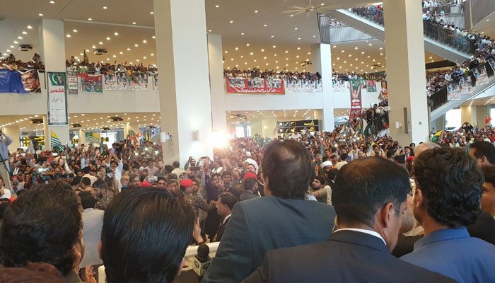 وزیر اعظم کے ائیرپورٹ پر استقبال کے دوران پروٹوکول افسر کی جیب کٹ گئی