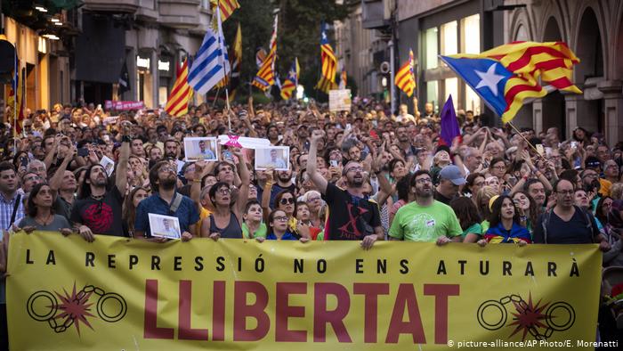 کاتالونیا: مبینہ دہشت گردوں کی گرفتاری کے خلاف بڑا مظاہرہ