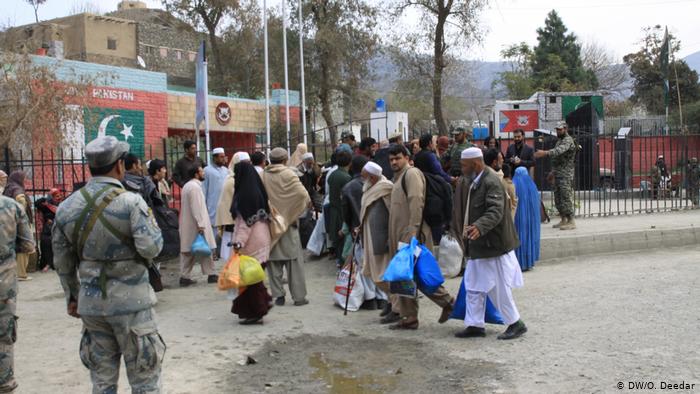 طورخم بارڈر چوبیس گھنٹے کھلا، عمران خان نے افتتاح کر دیا