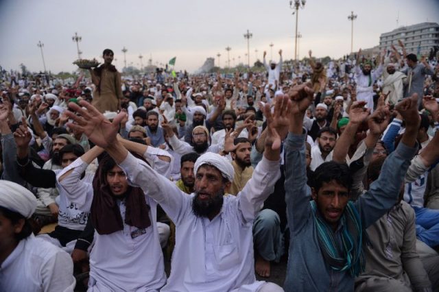 بد اخلاقی، دہرا معیار اور دھرنا سیاست