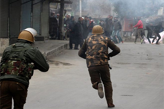 مقبوضہ کشمیر میں بھارتی پابندیاں 72 ویں روز میں داخل، نوجوانوں کا رکاوٹیں توڑ کر احتجاج