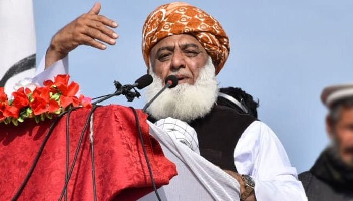 مدارس کو کسی کے رحم و کرم پر نہیں چھوڑ سکتے: مولانا فضل الرحمان