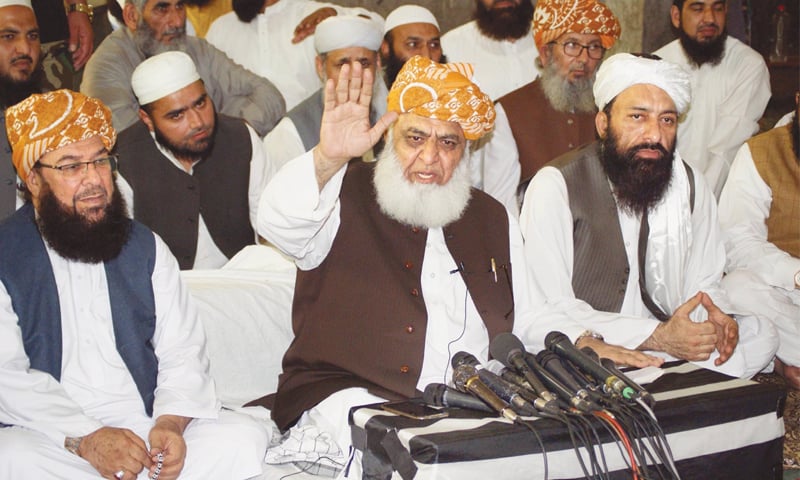 دھرنا ۔۔۔ درمیانی راستوں کی تلاش
