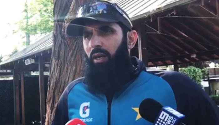 بابر اعظم پرفارمنس برقرار رکھے گا تو اسے کپتانی میں فائدہ ہو گا، مصباح