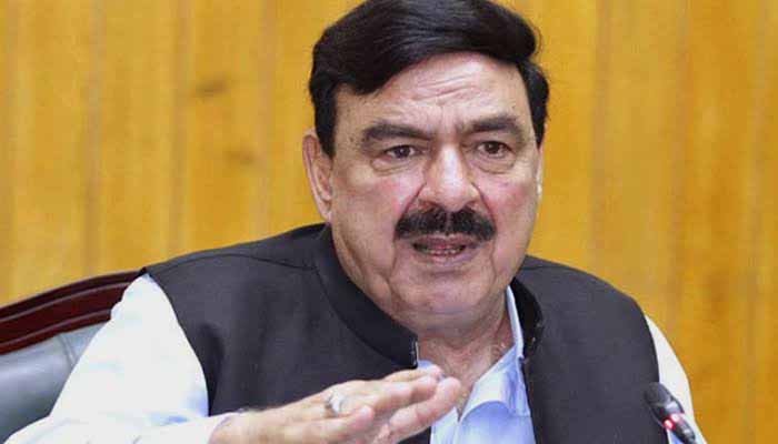 شیخ رشید نے تیز گام ٹرین حادثے کی ذمہ داری مسافروں پر ڈال دی