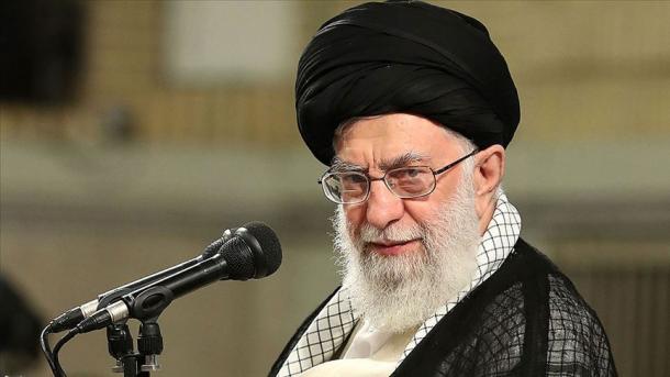 ماکروں یا تو معصوم یا چالباز شخص ہے جو امریکہ کے ساتھ ملا ہوا ہے: خامنہ آئی
