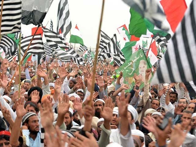 آزادی مارچ کا دوسرا دن؛ جلسہ گاہ میں حکومت کا علامتی جنازہ