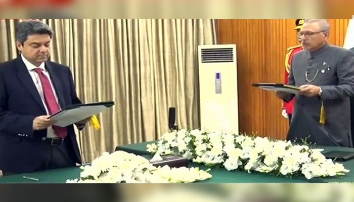 استعفے کے تین روز بعد فروغ نسیم پھر وزیر قانون بن گئے