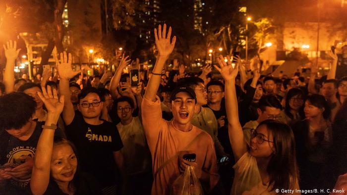 ہانگ کانگ انتخابات: جمہوریت نواز کیمپ کی بھاری جیت