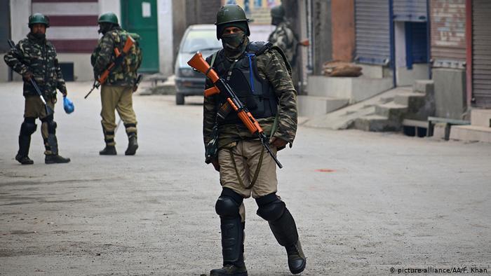 کشمیر میں شٹ ڈاؤن، مقامی معیشت کو تقریباﹰ ڈیڑھ بلین ڈالر کا نقصان
