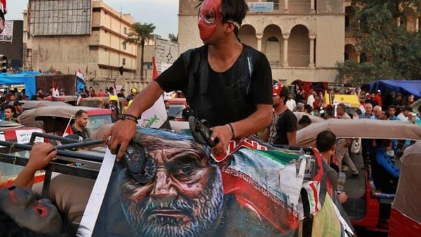 عراق میں مظاہروں کے دوران ایرانی لیڈروں کے خلاف جوتوں کا استعمال