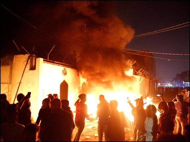 عراق میں مظاہرین نے ایرانی قونصل خانے کو نذر آتش کر دیا