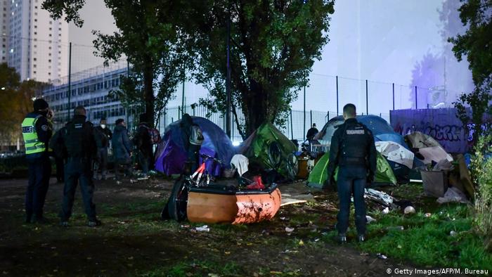 پیرس پولیس نے مہاجرین کے دو غیر قانونی کیمپ زبردستی خالی کرا لیے