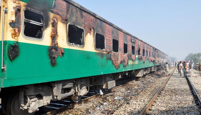 سانحہ تیز گام: چلتی ٹرین سے چھلانگ لگانے والا چل بسا، تعداد 75 ہو گئی