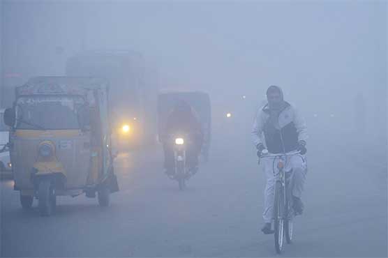 پنجاب: میدانی علاقوں میں دھند کا راج، حد نگاہ انتہائی کم، پروازوں کا شیڈول متاثر