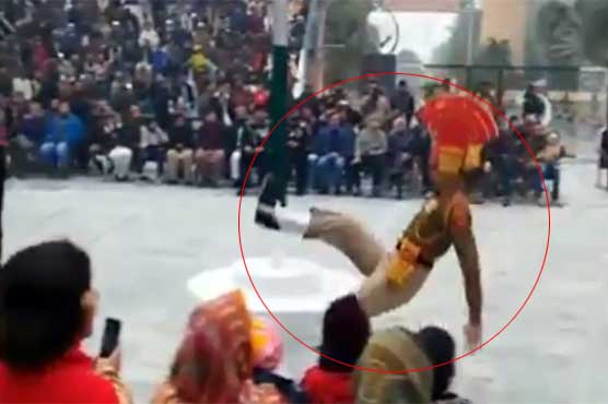 گنڈا سنگھ بارڈر: پاکستانی جوانوں کا رعب و دبدبہ، بھارتی اہلکار پرچم اتارتے ہوئے گر گیا