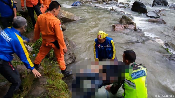 انڈونیشیا: بس حادثے میں 25 افراد ہلاک