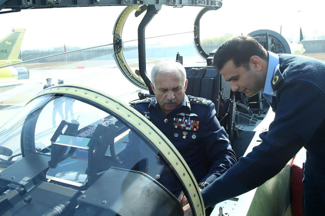 دو نشستی جے ایف 17 تھنڈر طیاروں کی پہلی کھیپ کی تقریب رونمائی