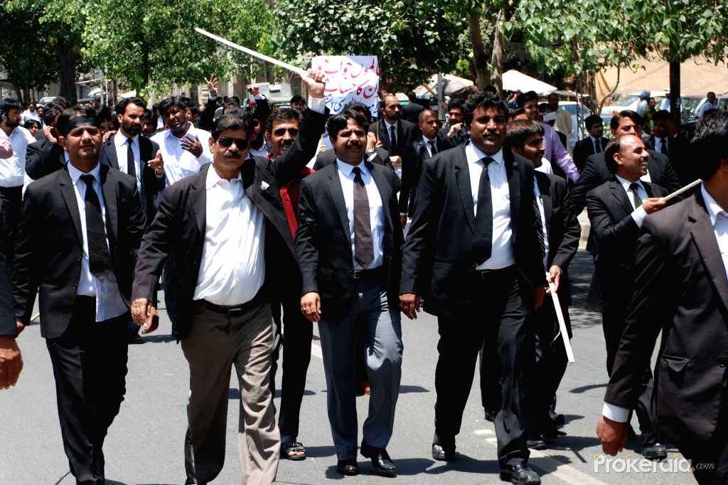 اسپتال میں کالے کوٹ کالی پینٹ اور سفید شرٹ والوں کی غنڈہ گردی