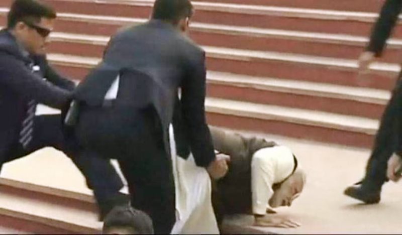 بھارتی وزیراعظم نریندر مودی منہ کے بل گر پڑے