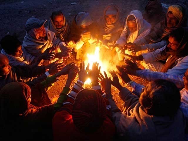 ملک بھر میں کہیں دھند تو کہیں برفباری، سردی کی شدت برقرار