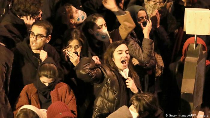 تہران میں مظاہرے اور برطانوی سفیر کی گرفتاری و رہائی