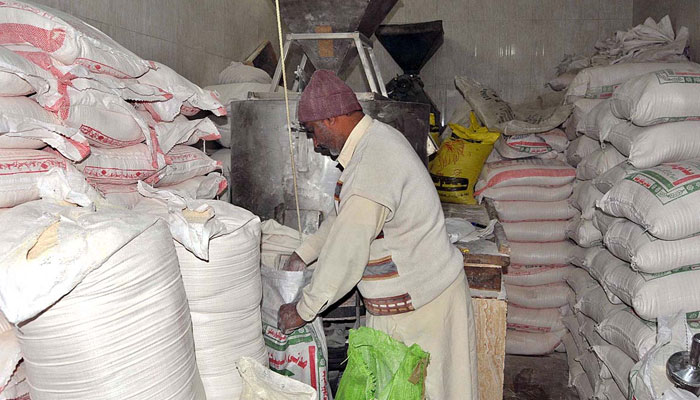 آٹا بحران منصوبہ بندی کے تحت ہوا، سیاسی شخصیات بھی ملوث ہیں: رپورٹ وزیراعظم کو ارسال