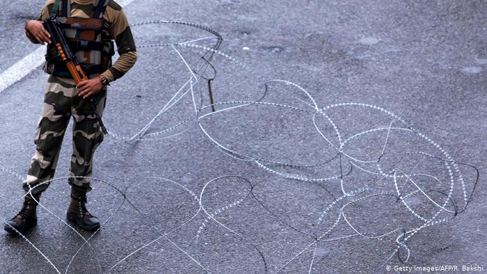 سینیئر بھارتی پولیس افسر کشمیری جنگجوؤں کے ساتھ گرفتار