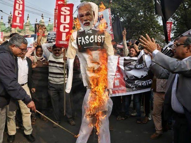 مودی کو کلکتہ کا دورہ مہنگا پڑ گیا، ہیلی کاپٹر کے ذریعے بھاگنے پر مجبور