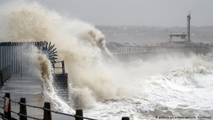یورپ میں خطرناک سمندری طوفان: ٹرانسپورٹ معطل، سکول بند