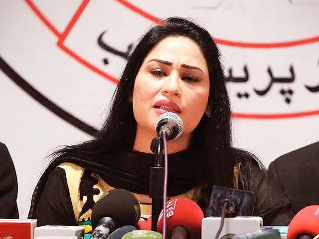 حمیرا ارشد کی ماسک اور سینیٹائزرز مہنگا بیچنے والوں پر شدید تنقید