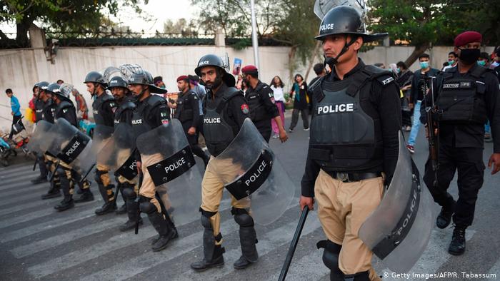 پاکستان میں لاک ڈاؤن کیا جائے یا نہیں؟