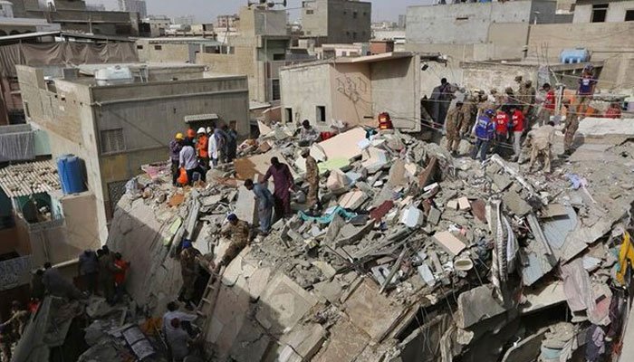 گولیمار میں منہدم عمارتوں کے ملبے سے مزید 3 لاشیں برآمد، تعداد 23 ہو گئی