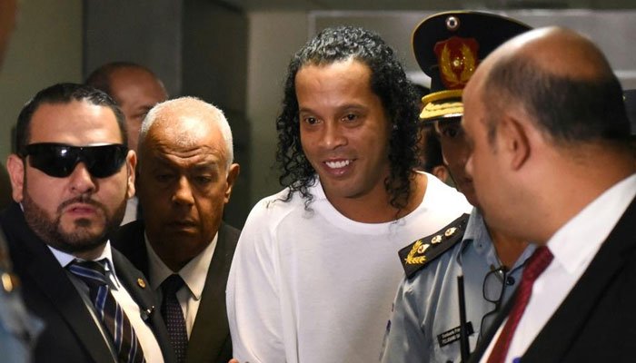 برازیل کے سابق فٹبالر رونالڈینو گرفتار