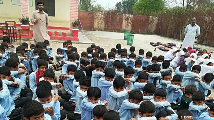 کورونا وائرس کا خطرہ، پاکستانی سکول بند اور سرحدیں سیل