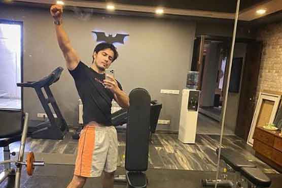 کورونا وائرس: علی ظفر کا قرنطینہ کے دوران دماغی و جسمانی طور پر فٹ رہنے کی ضرورت پر زور