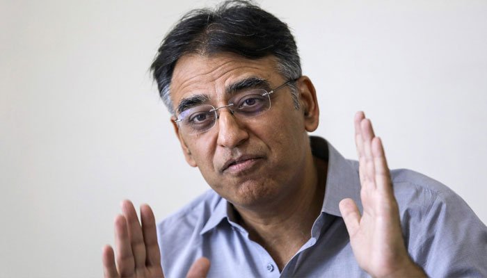 مکمل لاک ڈاؤن ممکن نہیں، لوگوں کو بیماری کے ساتھ بھوک سے بھی بچانا ہے، اسد عمر