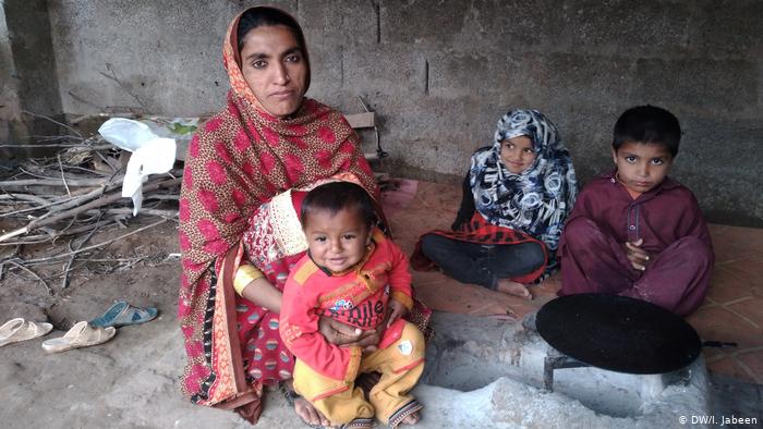 کورونا وائرس، لاک ڈاؤن اور پاکستان کا فاقہ کش مزدور طبقہ