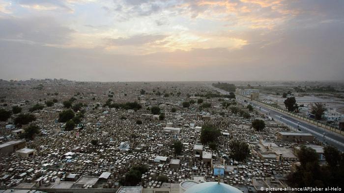 کورونا وائرس سے ہلاک ہونے والوں کے لیے تدفین کی جگہ بھی نہیں