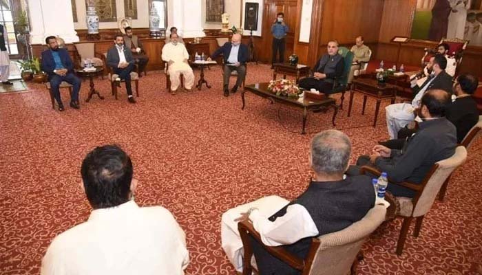 گورنر سندھ سے ملاقات کرنیوالے 26 افسران کو محدود کر کے ٹیسٹ کرنے کی ہدایت