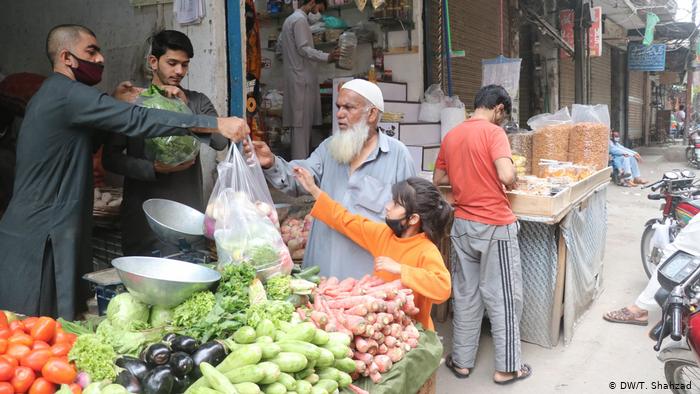 کورونا بحران: کیا سیاست دانوں پر عوامی اعتماد کم ہو گیا؟