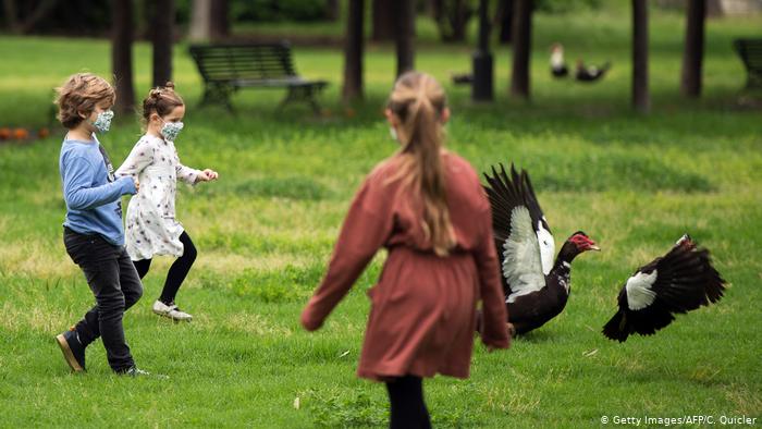 اسپین نے بچوں کو کھلی ہوا میں سانس لینے کی اجازت دے دی