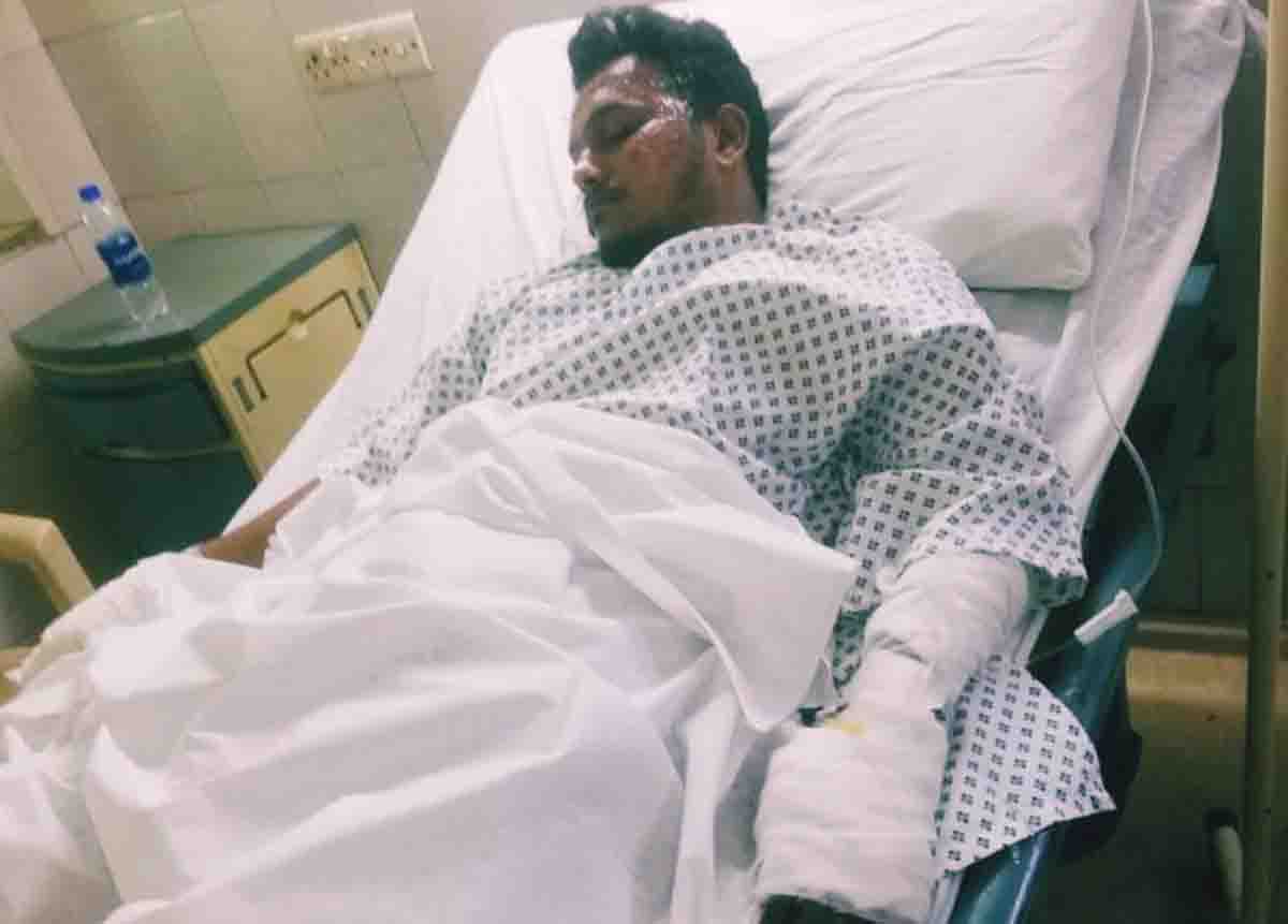 طیارہ حادثے میں محفوظ رہنے والا مسافر زبیر اسپتال سے گھر منتقل